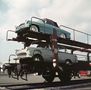 883074 Afbeelding van de demonstratie van een dubbeldekwagen voor autovervoer op de stand van de Nederlandse Spoorwegen ...